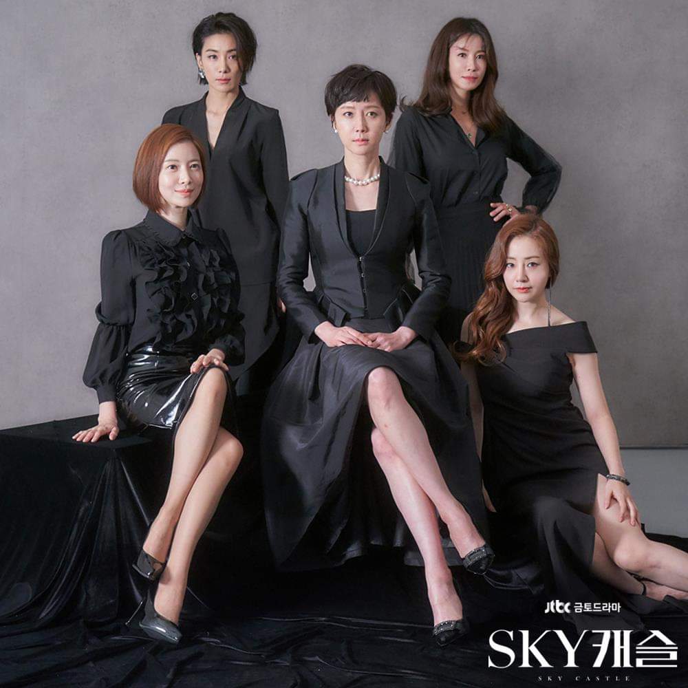 ChubbyShiro's tweet photo. #รีวิวซีรี่ย์เกาหลี 🏰#SKY캐슬 ชีวิตคนรวยในหมู่บ้าน #SKYCastle กับความฝันที่จะให้ลูกสอบติดแพทย์ ม.โซล บทแปลกใหม่เข้มข้นเว่อ พีคทุกep สะท้อนการศึกษาเกาหลี+ความสัมพันธ์ในครอบครัว ใช้ดาราตัว3ตัว4มาเล่นนำ จนกลายเป็นคนดังไปแล้ว หนังไม่เครียดอย่างที่คิด บอกเลยว่าต้องดู! (1) #JJKseries https://t.co/uoGl56EDaQ