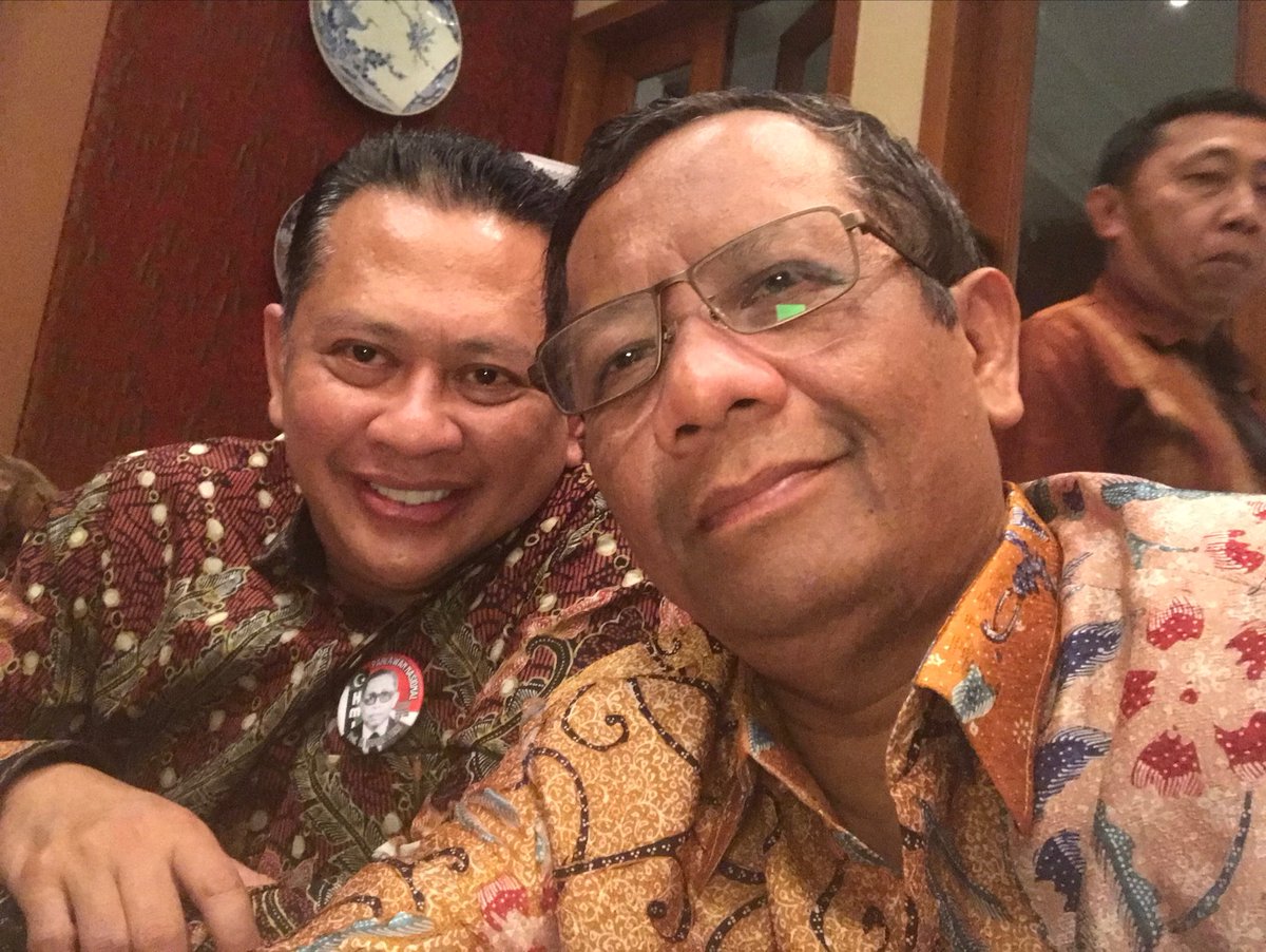 Silaturrahim dgn Anies Baswedan (Gubernur DKI) dan Bambang Soesetyo ( Ketua DPR) dlm acr Peringatan 72 Tahun harlah HMI di rumah Bang Akbar Tanjung. Kami spt reunian krn sama2 menjadi Presidium Majelis Nasional KAHMI 2012-2017.