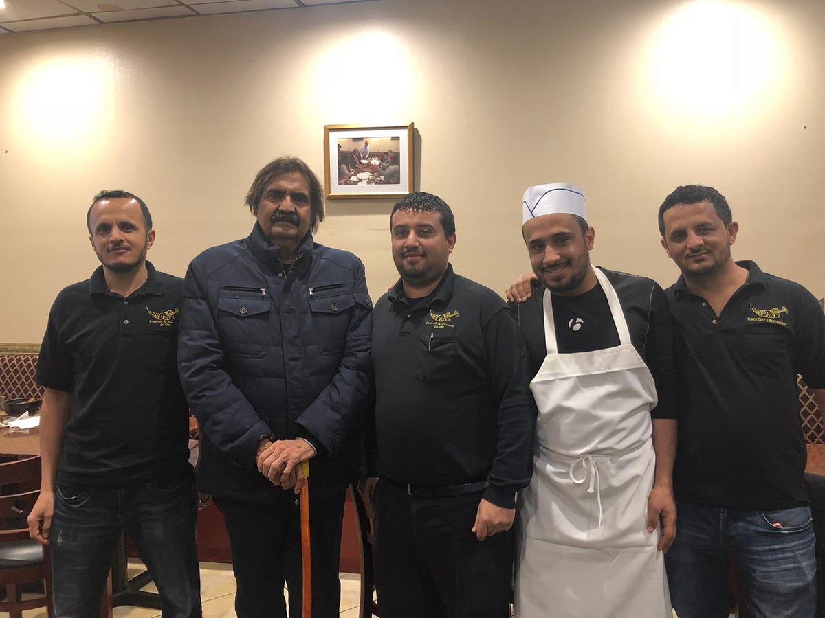 jaberalharmi's tweet photo. ما احتاج حراسة وأنا بينكم ..
هكذا رد الأمير الوالد الشيخ #حمد_بن_خليفة_آل_ثاني على القائمين على مطعم يمني في نيويورك عندما رأوه قادما إليهم بالمطعم دون حراسة ..
هكذا هم حكام #قطر .. من المؤسس إلى هذا اليوم .. تواضع وأخلاق رفيعة ..
#العود https://t.co/7oblIxIShk