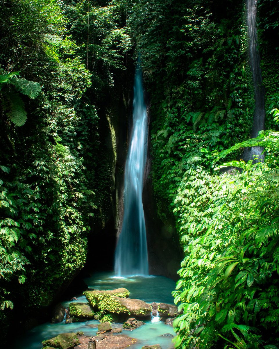 Leke Leke waterfall in Bali, a hidden gem located in central provinces of Bali. Learn more about it here : bit.ly/2G50PV2 @indtravel @TelegraphTravel @GoogleTravel #Travel #balihike #waterfalls #bali #travelasia #lekeleke #lekelekewaterfall