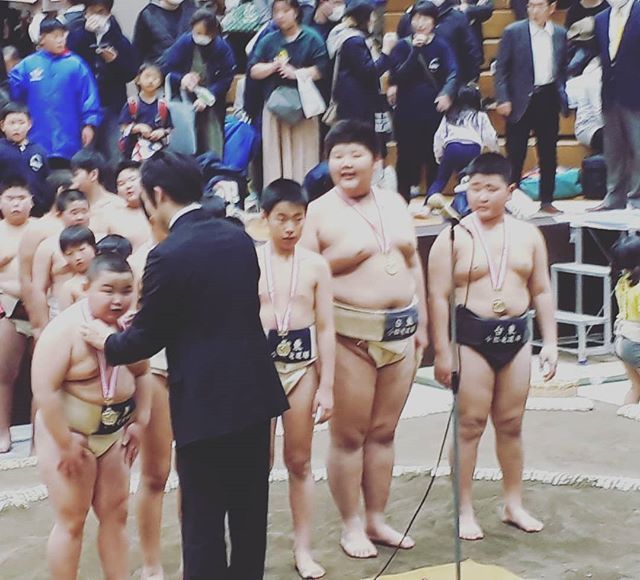 kyokanhata's tweet photo. 団体優勝🏆
団体戦の重みを感じたかな。
#小松竜道場 #葛飾少年相撲大会 #団体 #優勝 #🏆 #重み #感じる #japan #SUMO #boys #win https://t.co/9x7fS6Nhes https://t.co/synhsvhHoj