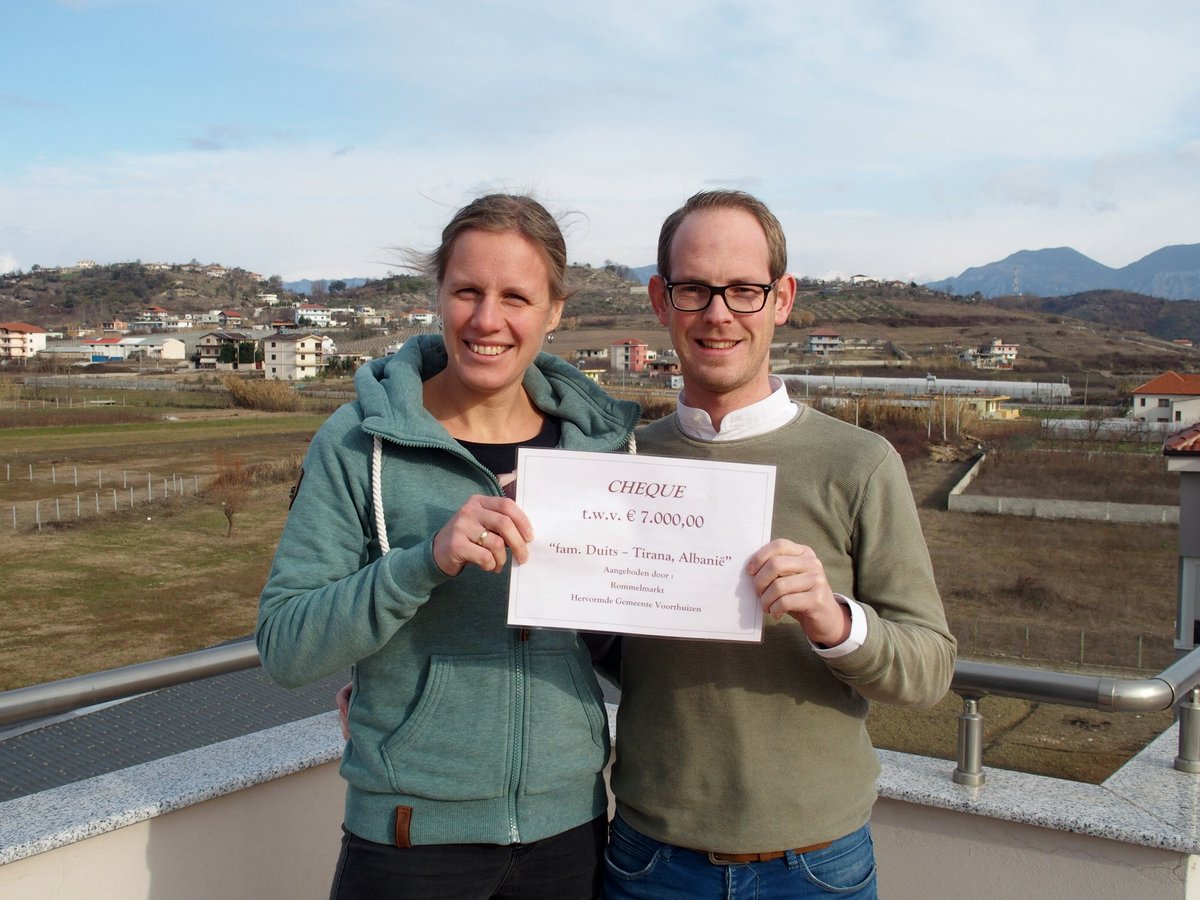Afgelopen kerstvakantie is er familie naar Robert en Danja Duits in Albanië geweest. Zij hebben de cheque van 7.000 euro, opgehaald tijdens de #rommelmarkt, overhandigd aan hen.