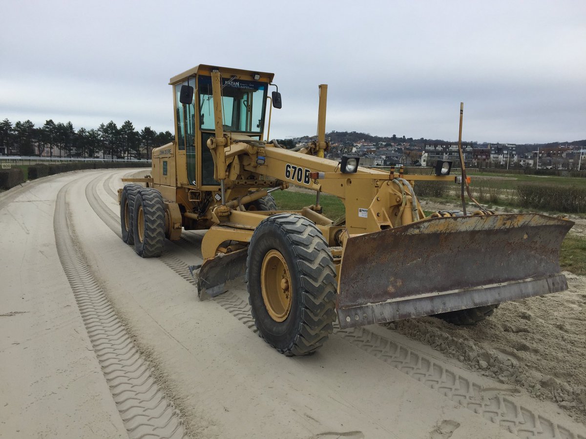 Toute l’année les pistes demandent un entretien régulier. Aujourd’hui passage du grader à ⁦<a href="/fgdeauville/">FGdeauville</a>⁩ ⁦<a href="/francegalop/">France Galop</a>⁩ #deauville 🐎🐎 pour avoir un outil de travail performant 👍