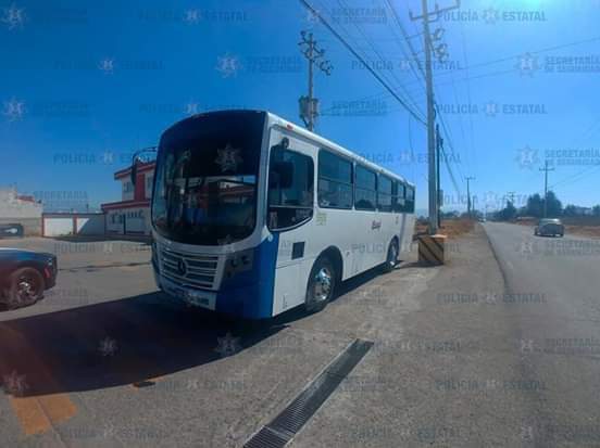 GermanZepeda's tweet image. #Detuvieron al chofer de este autobús de pasajeros en #Toluca, por omitir el llamado de una pasajera a quien #despojaron de su #celular. El presunto #asaltante bajó de la unidad y el conductor no se detuvo. Se le acusa de probable encubrimiento.