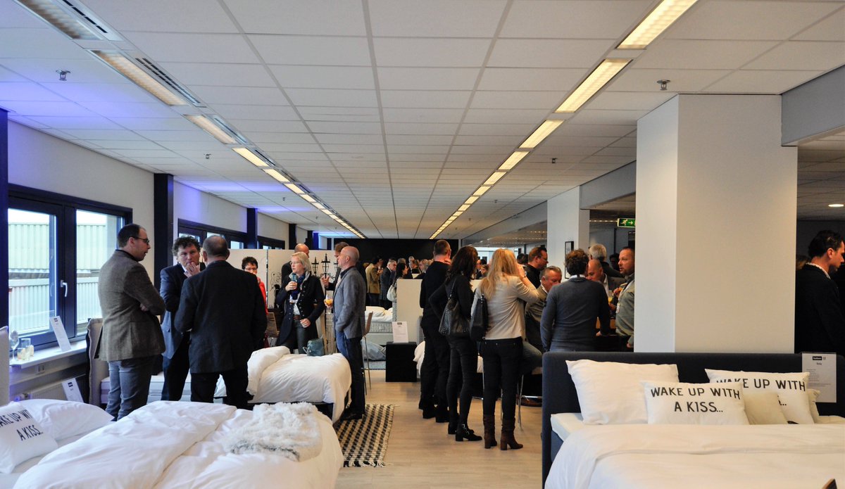 Eastborn_Slapen's tweet photo. Ons geslaagde dealerevent gisteren! Met als afsluiter een inspirerende en zeer vermakelijke lezing van scheidsrechter Bas Nijhuis! #hildinganders #basnijhuis #dealerevent #vroomshoop #wakeupwithakiss https://t.co/BRl9sURanV