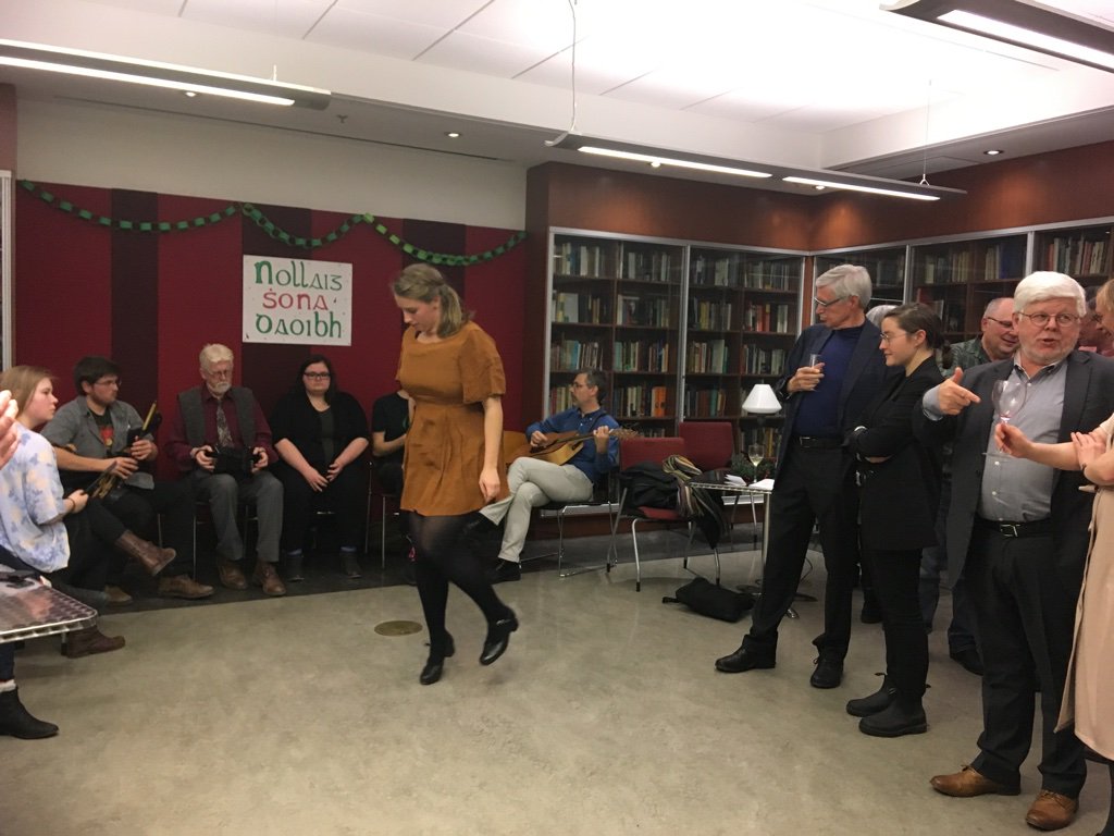 Trasna24's tweet photo. Bíonn craic mhaith againn sa roinn. Seo muid ag Céilí na Nollag!

Some photos from our Christmas Céilí - never a dull moment here @canadian_irish 

@GaeilgeMontreal #TrasnaNadTonnta #Ceanada #Gaeilge https://t.co/8zXpWD7vvE