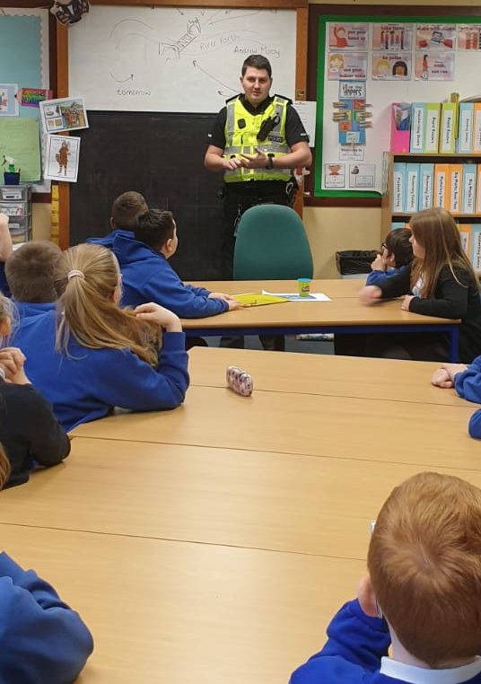 PSOSForthValley's tweet photo. PC Fox visited @dennyprimsch this morning to discuss with pupils ways to keep themselves safe online.  For info on how to stay safe online visit https://t.co/oaGxiB5kmK #SaferInternetDay2019 #StopBlockTell https://t.co/CSq263njYX