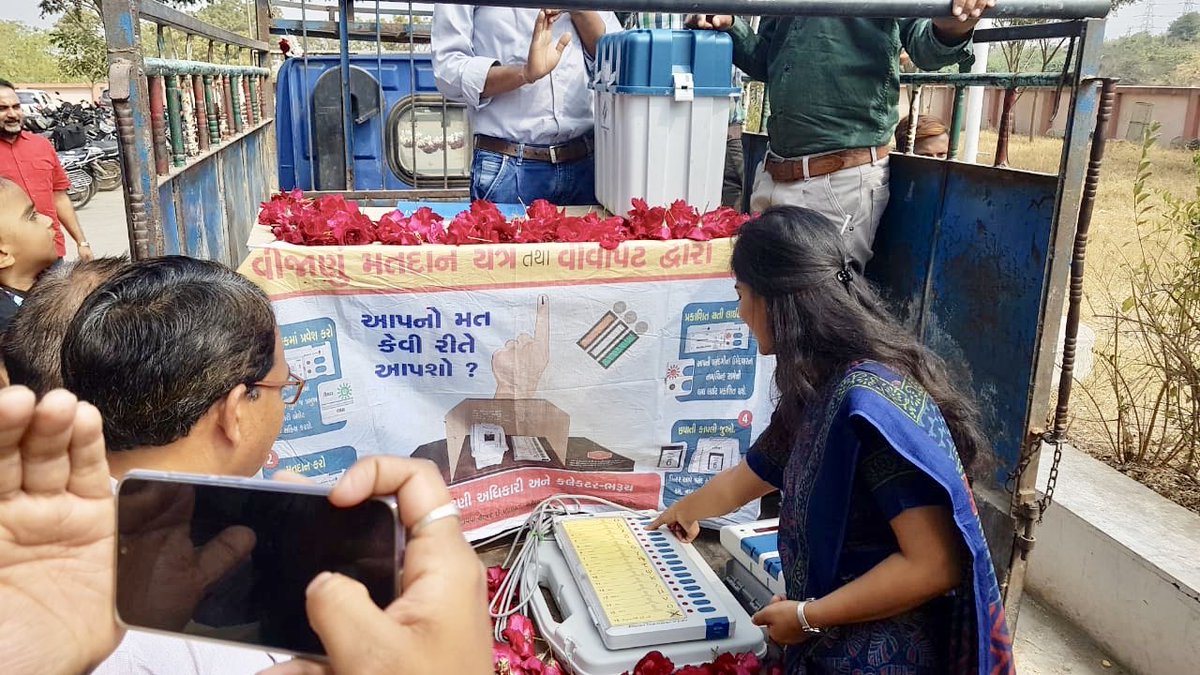 SDMJhagadia's tweet photo. ‘EVM &amp; VVPAT Demonstration and Awareness’ Programme flagged off in Jhagadia today
@CEOGujarat @CollectorBharch 
#LokSabhaElections2019 https://t.co/NHimhZmmZO