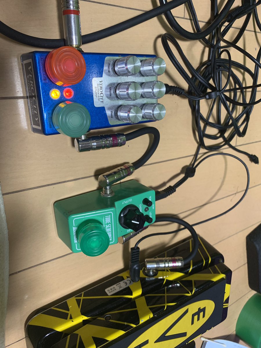 damel_san's tweet photo. そんな私のマストアイテムはこのいかにもハンドメイド感あるエフェクターやぞ #Verocityeffectpedals #TRI3 https://t.co/5HdumvigPO