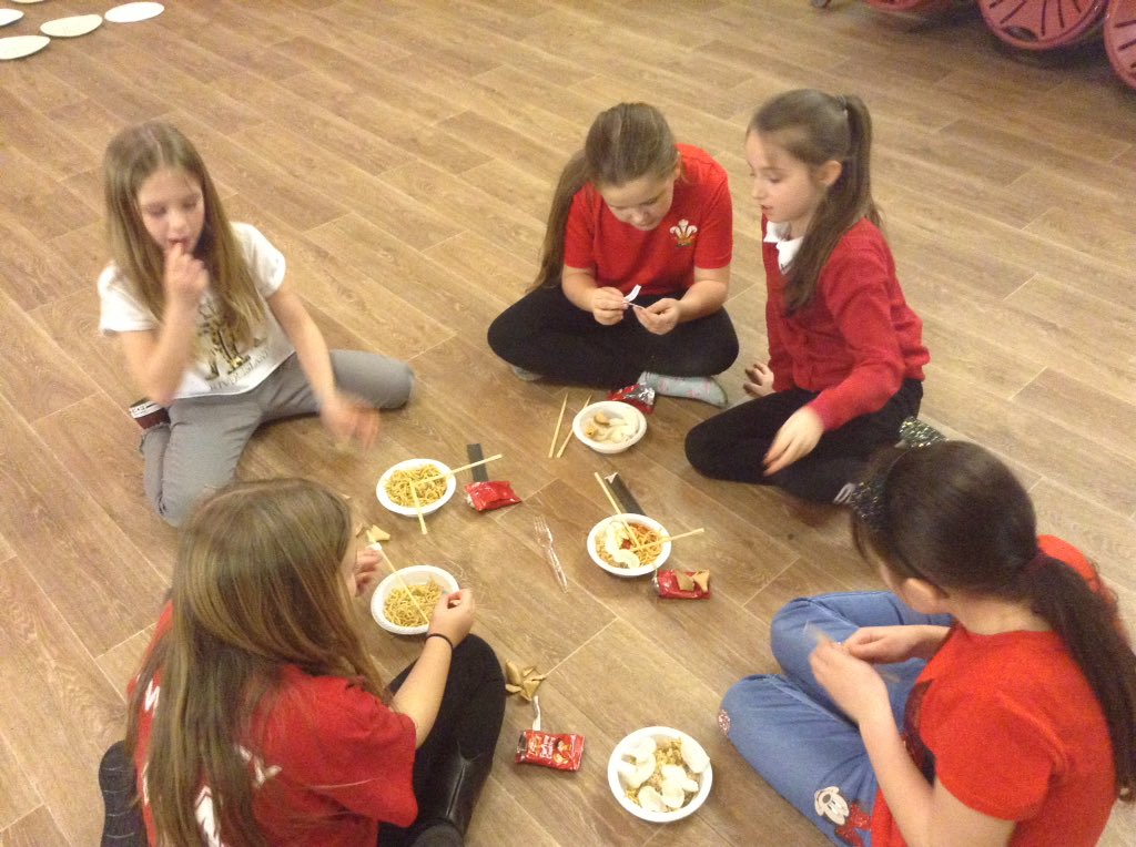 NantYParcSchool's tweet photo. Year 4 and 5 sampling Chinese food today #culturalimmerson #twolunches https://t.co/bhAi6weHyH