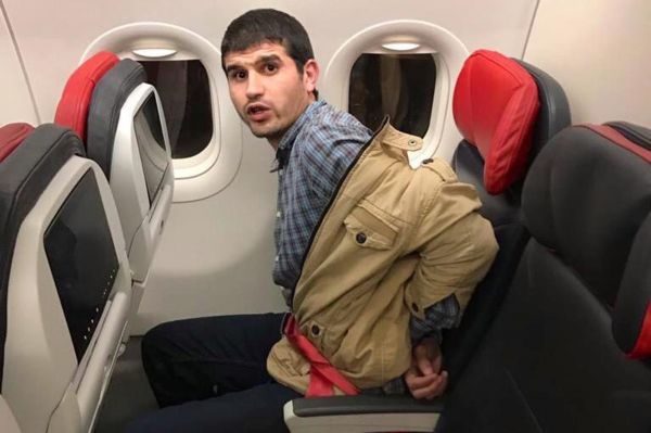 Bu kız Suudi Arabistan'da ailesinden kaçarak Avustralya'ya gitmek isterken Tayland'ta alıkonuldu ve medyanın yoğun ilgisiyle Kanada'ya gitti. Sahip çıktılar kendilerinden gördüler.Diğer fotoğraf ise Mısır'da idamla yargılan Hüseyin, Türkiye tarafından güle oynaya idama gönderildi