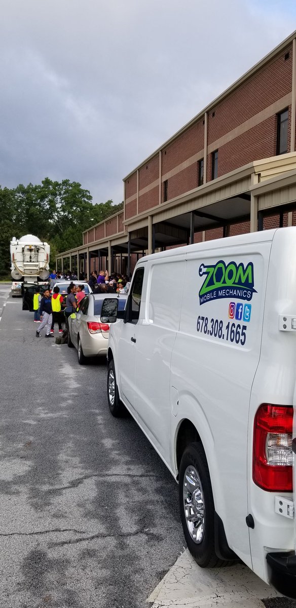 ZoomMobileMech's tweet image. Zoom mobile Mechanics doing mobile career day at Chapel Hill elementary.