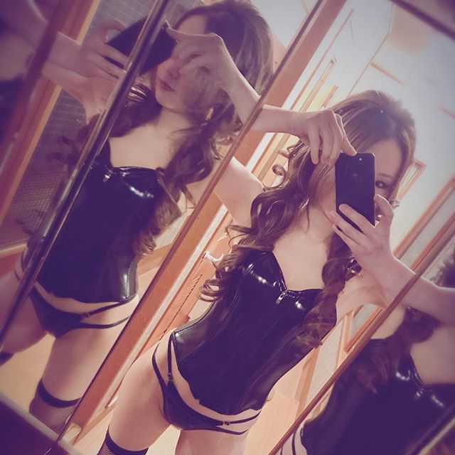 エナメルコルセットとTソング  オーソドックスな組み合わせの写真を衣装で新たに追加しました  エナメルのキャットスーツだけでなくコルセットとTソングの組み合わせも好き  #japanesemistress<a href="/tag/japanesemistress"class="tags">#japanesemistress</a><a href="/tag/domina"class="tags"><span>#domina</span></a><a href="/tag/dominatrix"class="tags"><span>#dominatrix</span></a><a href="/tag/mistress"class="tags"><span>#mistress</span></a><a href="/tag/pvcfetish"class="tags"><span>#pvcfetish</span></a><a href="/tag/asianfemdom"class="tags"><span>#asianfemdom</span></a>