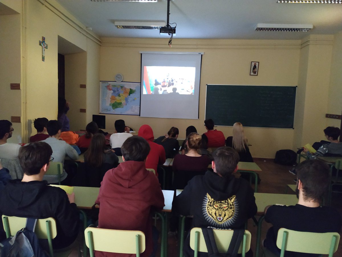 ItakaBetania's tweet photo. Hemos empezado las #PreCPV en #Valencia! Los alumn@s de 2°Bach de los colegios @sjcalasanzvlc y San Joaquín han recibido a los voluntari@s de Itaka, que les han invitado a transformar el mundo y vivir una experiencia de voluntariado con el #CampoDeTrabajo2019! #CaminoAlCT19 https://t.co/Eipxzq1wbr