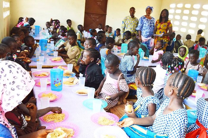 AwiFondation's tweet photo. #DeveloppementCommunautaire 
#Education #Cantinescolaire
Comme annoncé, African Women Initiatives (AWI) accompagnera les cantines du groupe scolaire EL HADJ NANDIANI Mory FADIGA DE TOUBA ( Nord -Ouest de la Côte d'Ivoire ), durant toute l'année académique 2018-2019. #civedu 1/2 https://t.co/Ob4vKr0k8k