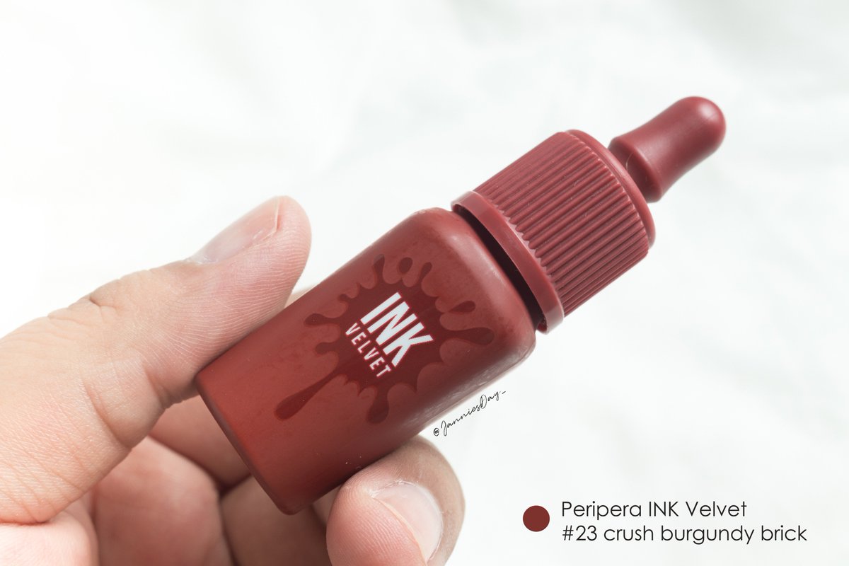 Janniesday_'s tweet photo. ประทับใจ Peripera สีที่ออกใหม่ #23 นี่พึ่งได้ลอง สีสวยมากอ่ะ T^T เป็นสีแดงก่ำๆ ออกไปทางน้ำตาลหน่อยๆ คือสวยมากอ๊าาา  ใครชอบโทนแดงก่ำๆ สีนี้ไปตำเหอะ สวยจริง ชอบมาก! #ไว้รีวิวห้ามขายของโว้ยย #แจนนี่รีวิว https://t.co/Usndqi9VF9