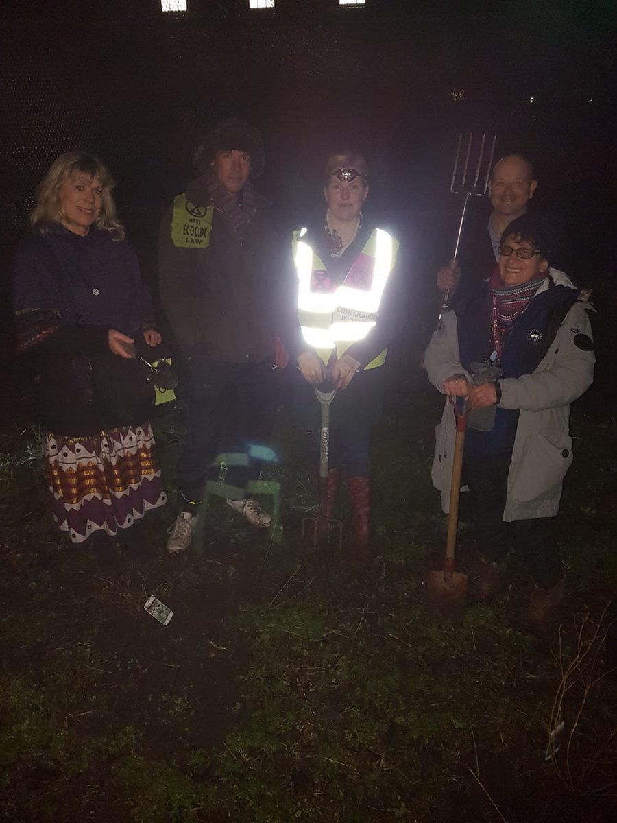 Extinction Rebellion West London Affinity Group makes the planet a little bit greener!
#PlantForPlanet
#westlife 
#GuerillaPlanting
@ExtinctionR