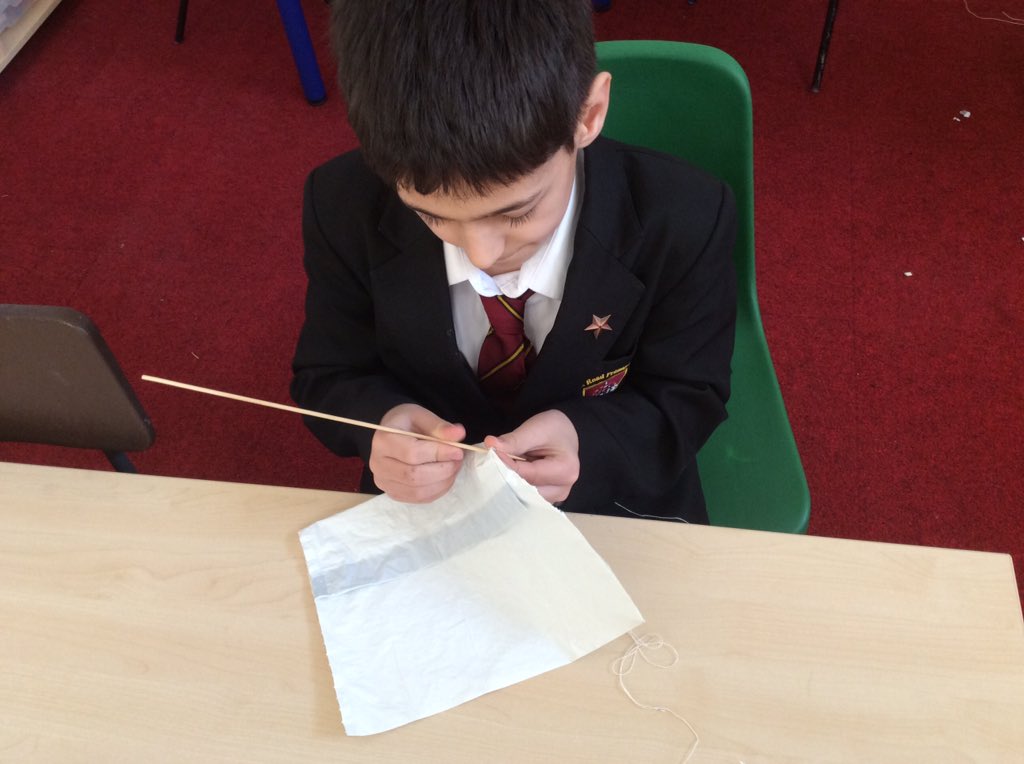 AnfieldRoadY5's tweet photo. Testing which material makes the best parachute #creativescience #Anfieldloveslearning https://t.co/RIqubaYUKJ