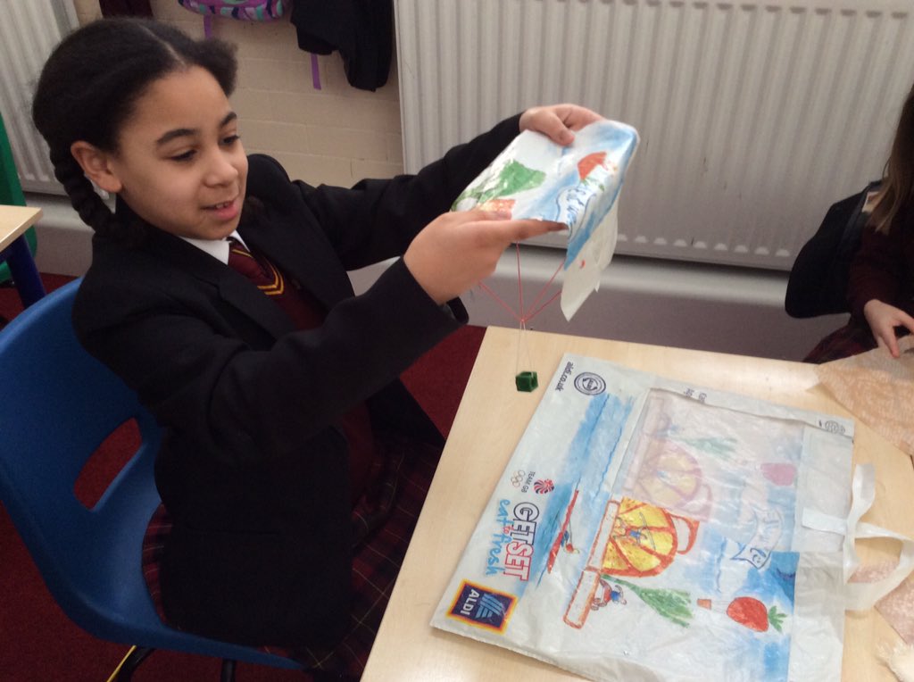 AnfieldRoadY5's tweet photo. Testing which material makes the best parachute #creativescience #Anfieldloveslearning https://t.co/RIqubaYUKJ