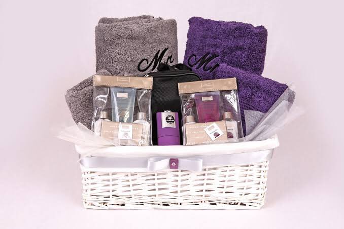 realbadboybloo's tweet photo. @Seungriceyo @AMBRRRLIU hay hay happy wedding mba ambie sama seungri hyung. Semoga langgeng terus. Maafkeun tadi ku sama peha hyung g datang ku lagi ada acara mun nya. Once again happy wedding #ASwedding
Ini gift nya from me and @ph1booyyy https://t.co/UJRNTBR0Dj