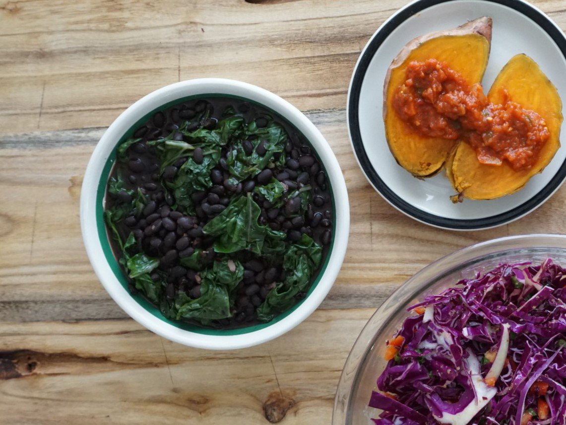 beanqueenrecipe's tweet photo. An easy, #plant-based #dinner. With only 9 ingredients, minimal prep, and mostly unattended cooking, it’s easy to get on the table. Black beans are cooked with aromatics, then seasoned for a warm, flavorful stew that’s just a bit spicy. https://t.co/ySjJwzyUhE https://t.co/70pdP5Es9p