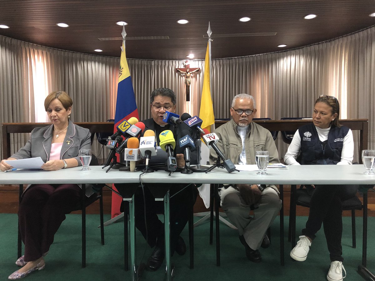 CEVmedios's tweet photo. #LaIglesiaconelpueblo El pueblo Venezolano ha despertado, está en la calle porque anhela un cambio en el rumbo político y democrático del país. https://t.co/wqjrVNCNWi