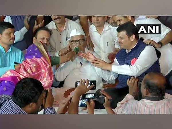 ani_digital's tweet photo. Social activist and anti-corruption crusader Anna Hazare ended his hunger strike after seven days following assurances from the government on the Lokpal and Lokayukta issues
Read @ANI Story | https://t.co/qtUMyCNbD5 https://t.co/BkL0wrXyyB