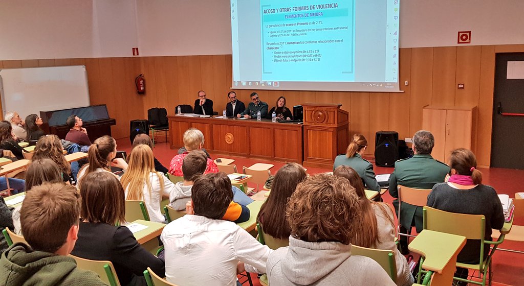 IESCLARACR's tweet photo. Día de Internet segura en el @IESPGOYA #SID2019 
Hoy con nuestros alumnado #Ciberayudantes @AndreaDueso y @pantallassanas @petruxIT
Es necesario mejorar la alfabetización digital del alumnado 
Respeto a todos y a todas en la red
@SaludPublicaAra @InnovaEducAr https://t.co/t4kNw5aBS2
