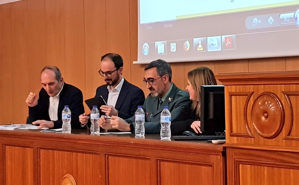 IESCLARACR's tweet photo. Día de Internet segura en el @IESPGOYA #SID2019 
Hoy con nuestros alumnado #Ciberayudantes @AndreaDueso y @pantallassanas @petruxIT
Es necesario mejorar la alfabetización digital del alumnado 
Respeto a todos y a todas en la red
@SaludPublicaAra @InnovaEducAr https://t.co/t4kNw5aBS2