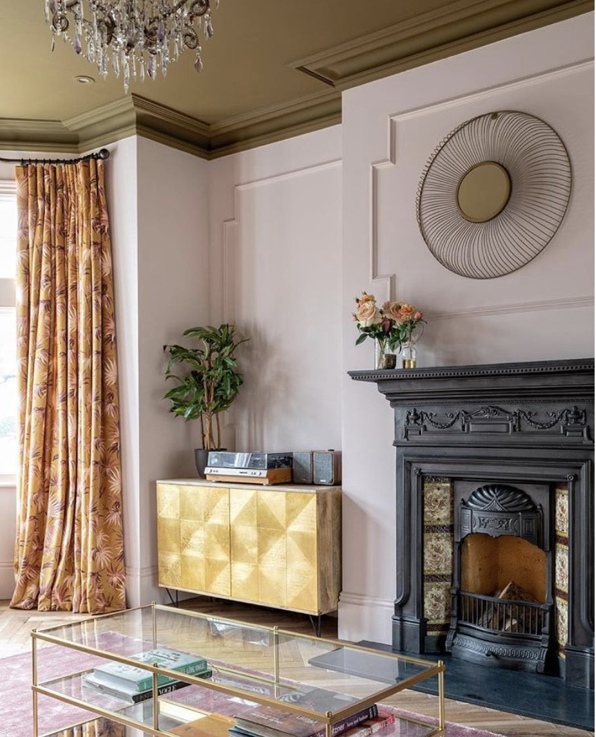StyleithomeBath's tweet photo. Are your ceilings painted another colour apart from white? or even wallpapered. @katewatsonsmyth talks about the fifth wall and how it should be decorated.
What do you think? A pink ceiling?
#Celings #Interiors
https://t.co/5oRXnK8EUd https://t.co/LclmMVEest