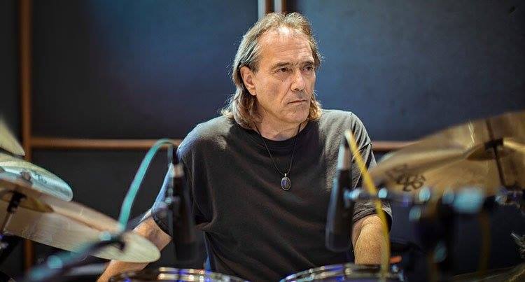 A very happy birthday to Vinnie Colaiuta. =) 