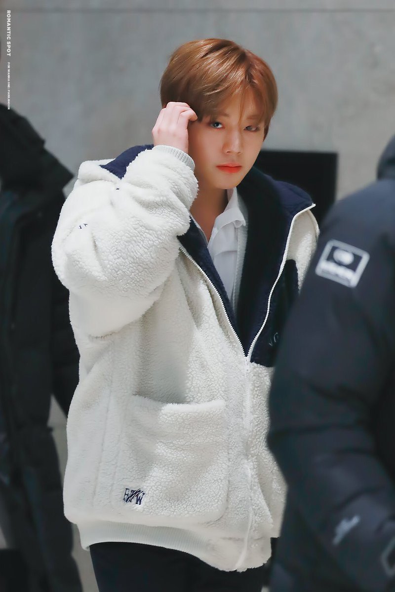 timeto_pjh's tweet photo. 180206 멕시카나 팬싸인회 출퇴근 #박지훈 https://t.co/oYVuNRlEsy