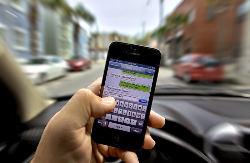 rstranspo's tweet photo. EYE-POPPING STATISTICS FROM @IIHS_autosafety 

80% OF U.S. DIVERS WITH CELLPHONES USE THEM WHILE DRIVING. 

What’s more, the NHTSA estimates that 481,000 passenger vehicles throughout the Unites States are driven while using hand-held devices on a daily basis. https://t.co/vr8mtXOMUD