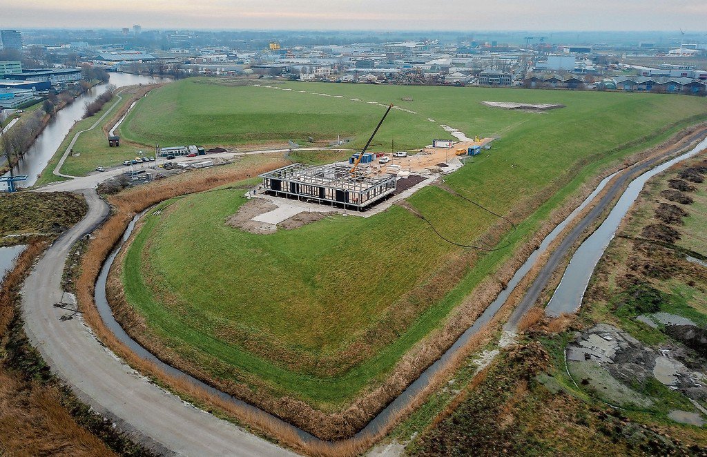 Deze prachtige #dronefoto is gemaakt door <a href="/lc_nl/">Leeuwarder Courant</a> en brengt de #bouw (<a href="/Frisobouwgroep/">Friso Bouwgroep</a>) van het Energie Kenniscentrum aan de rand van #leeuwarden mooi in beeld. Wist je dat op deze locatie een vuilstortplaats heeft gezeten?