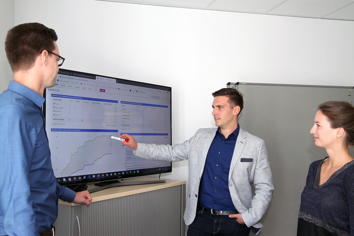 RB_Hagenlocher's tweet photo. Foto: Bei Teambesprechungen erläutert Sybit-Solution Consultant Thomas Winter (Mitte) seinen Kollegen den aktuellen Stand des Projekts. Hier mit Raphael Fehrenbach (links) und Louisa Bader (rechts), beide ebenfalls Solution Consultants bei @Sybit in Radolfzell.

#sybit https://t.co/dRVkVUfhW3