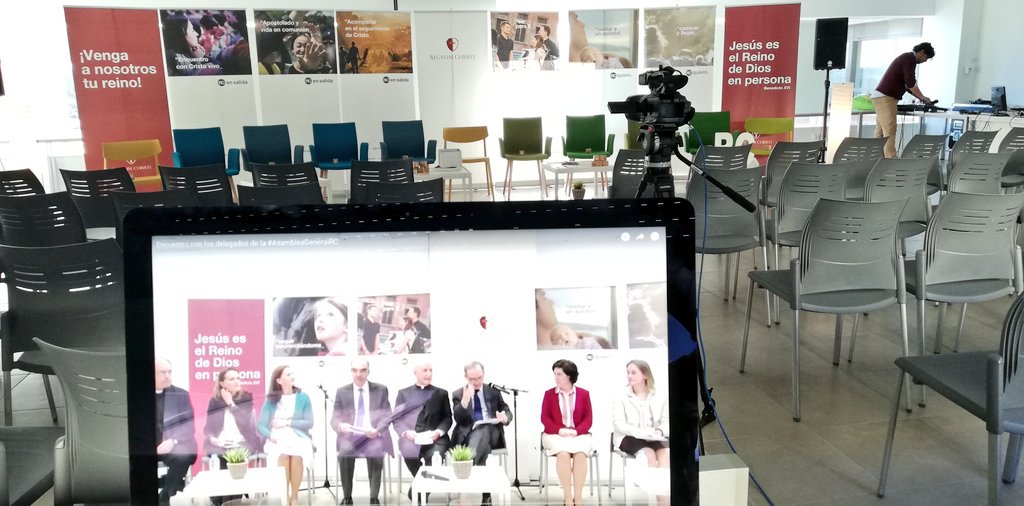 RC_Espana's tweet photo. ¿Qué tienen que ver el Estatuto, la Asamblea, el reglamento de los laicos... con un @Regnum_Christi  en salida, misionero y evangelizador? Puedes seguir en streaming el encuentro coloquio con los delegados aquí https://t.co/NXufKoqEl6 #RCenSalida #familiaRC https://t.co/eFeuhLEj0g