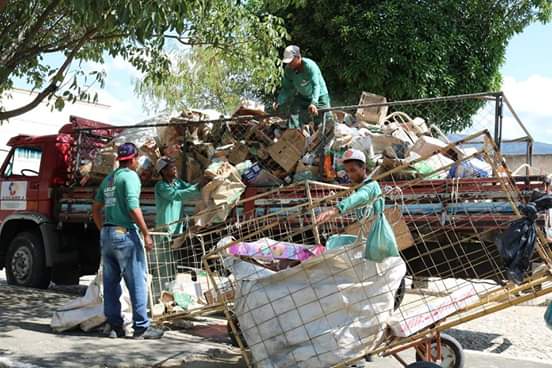 Jequi45's tweet photo. Colabore com a Associação dos Catadores de Materiais Recicláveis de Jequitinhonha, separando vidro, papel e plástico e deixe na porta da sua residência para que seja coletado. Assim, estaremos gerando renda para associação e mantendo a nossa cidade limpa.
#Jequi https://t.co/wB4nmZVPqP