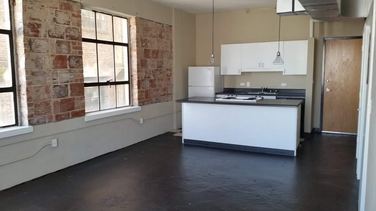 Block2Lofts's tweet image. We have an AMAZING corner loft ready now! This unit is normally $825 but has been marked down for short time to $699. Lease within 24 hours and we will give you an extra $200 off!