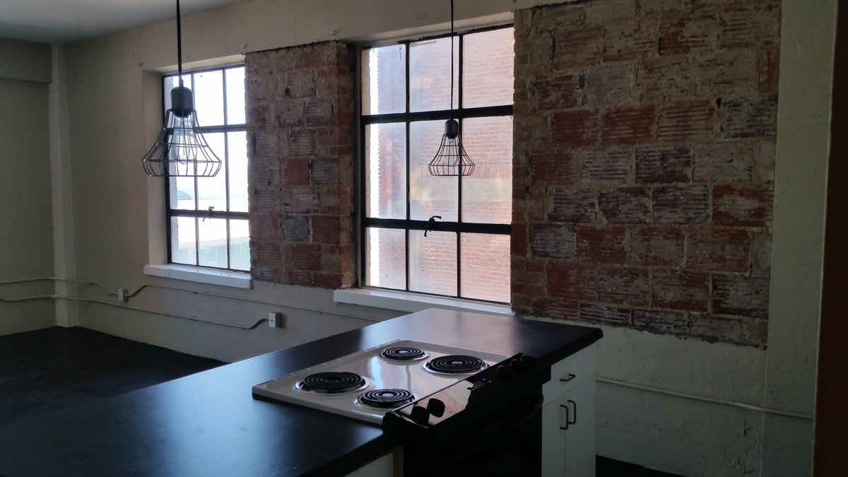 Block2Lofts's tweet image. We have an AMAZING corner loft ready now! This unit is normally $825 but has been marked down for short time to $699. Lease within 24 hours and we will give you an extra $200 off!