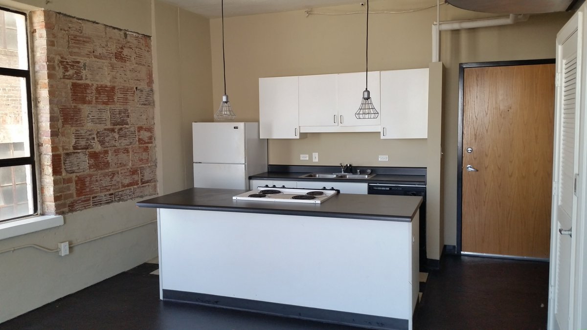 Block2Lofts's tweet image. We have an AMAZING corner loft ready now! This unit is normally $825 but has been marked down for short time to $699. Lease within 24 hours and we will give you an extra $200 off!