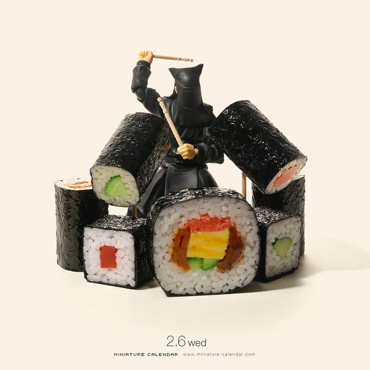 「ノリノリの演奏
 
#海苔の日 #巻き寿司 #ドラム
#SushiRoll #D」|Tatsuya Tanaka 田中達也のイラスト