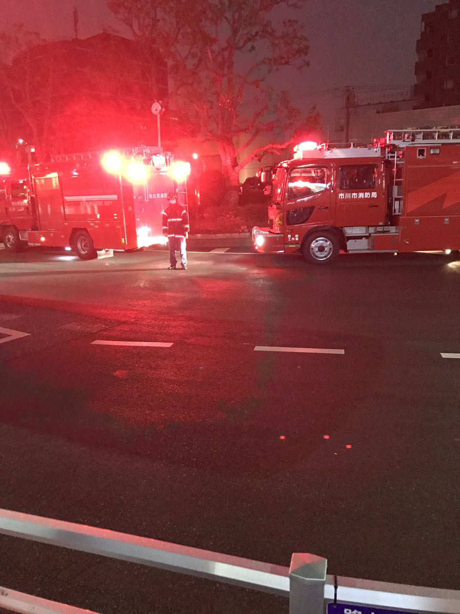 南行徳駅の人身事故でレスキュー隊が駆けつけている現場画像