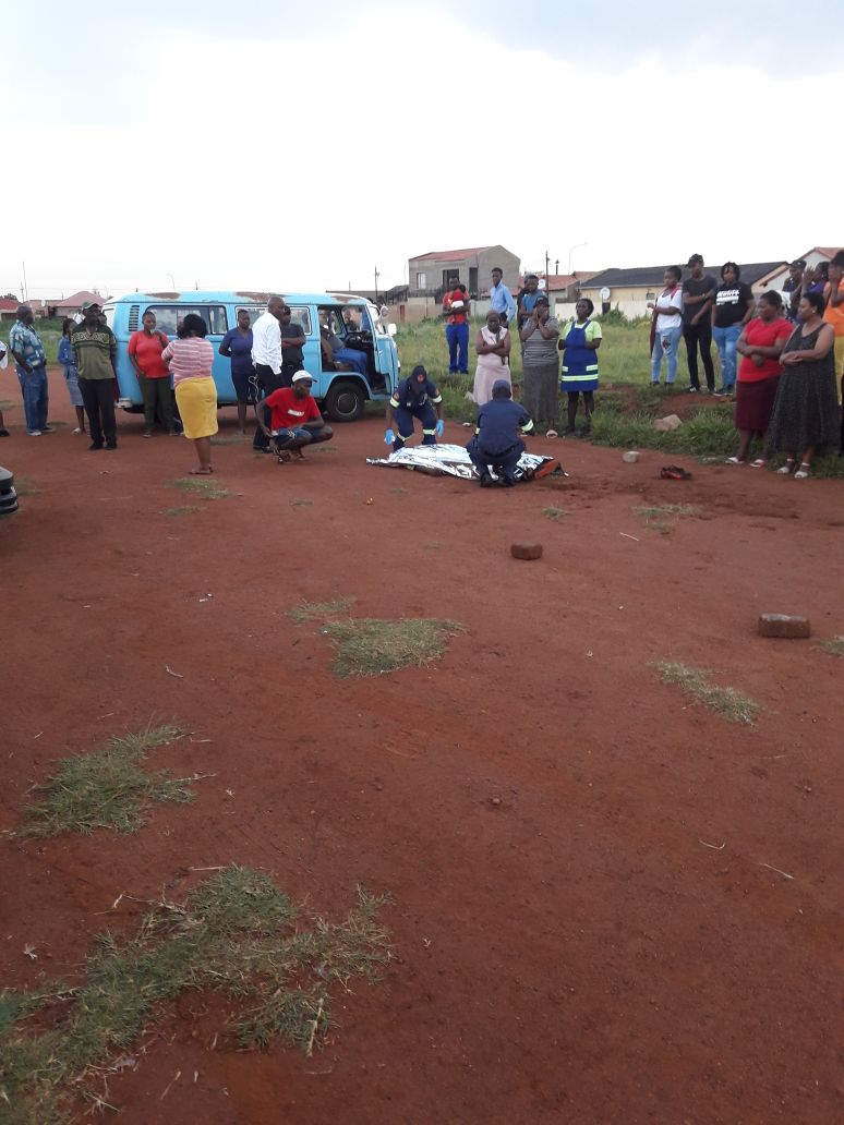Nyarhi_Genuine's tweet photo. A 15 year old boy died after he was hit by lighting this afternoon in Protea Glen,Soweto. @SABCNewsOnline  #sabcnews https://t.co/a7afWG4ZAJ