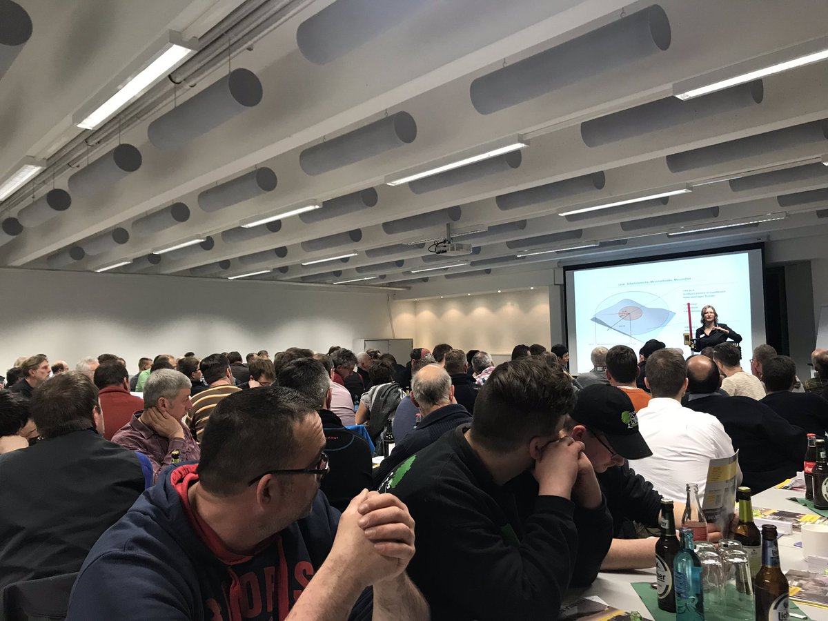 Heute sind ca 140 Teilnehmer beim #Zimmerer Seminar beim #Baustoffhändler #Borrmann Aktuell referiert #Stabila. Gleich gehts bei #proclima um #Luftdichtheit bei Anschlüssen in #Neubau und #Sanierung