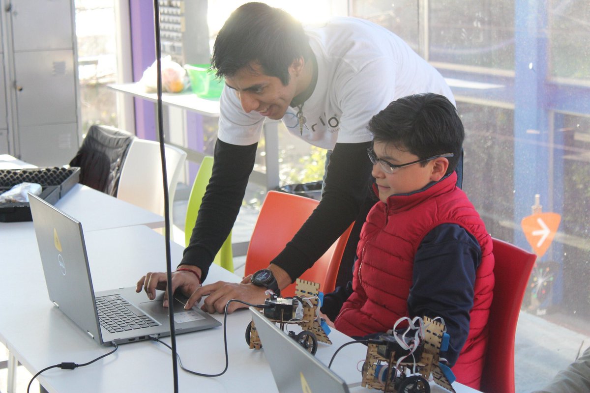 brikorobotics's tweet photo. En Briko llevamos #STEM a niños y jóvenes 👾🔬⚙️  
Te invitamos a conocer un poco más de nosotros https://t.co/rWo0tiLdCk https://t.co/DRHE9UwHHe