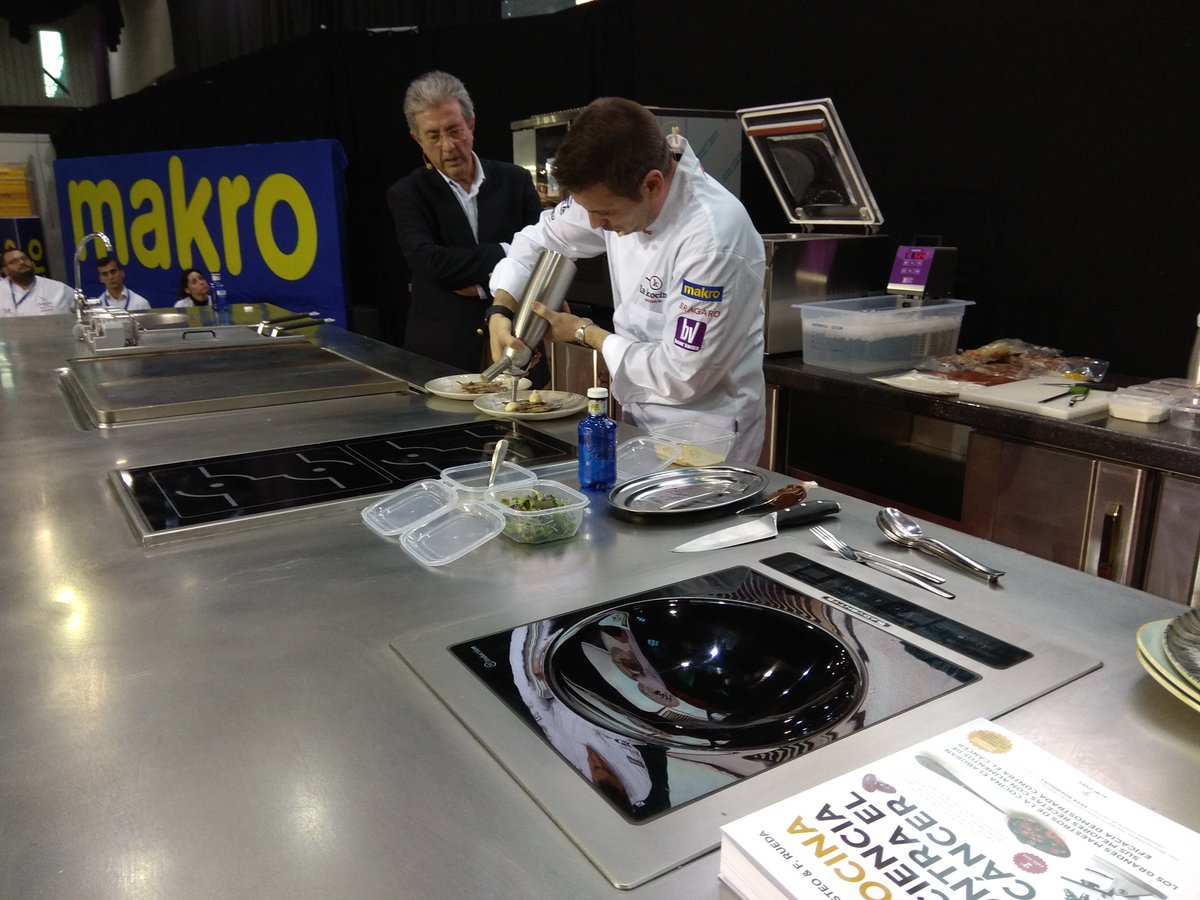 SalonHyT's tweet photo. 🇮🇹 La cocina italiana con @SaboraMalaga' 🍽️ No se pierda la demostración de @matteomanzato en la #ZonaGastronómica. En este #showcoocking el chef nos presenta sus creaciones más personales y emblemáticas | #HyT19 https://t.co/rJq3DaHB4D