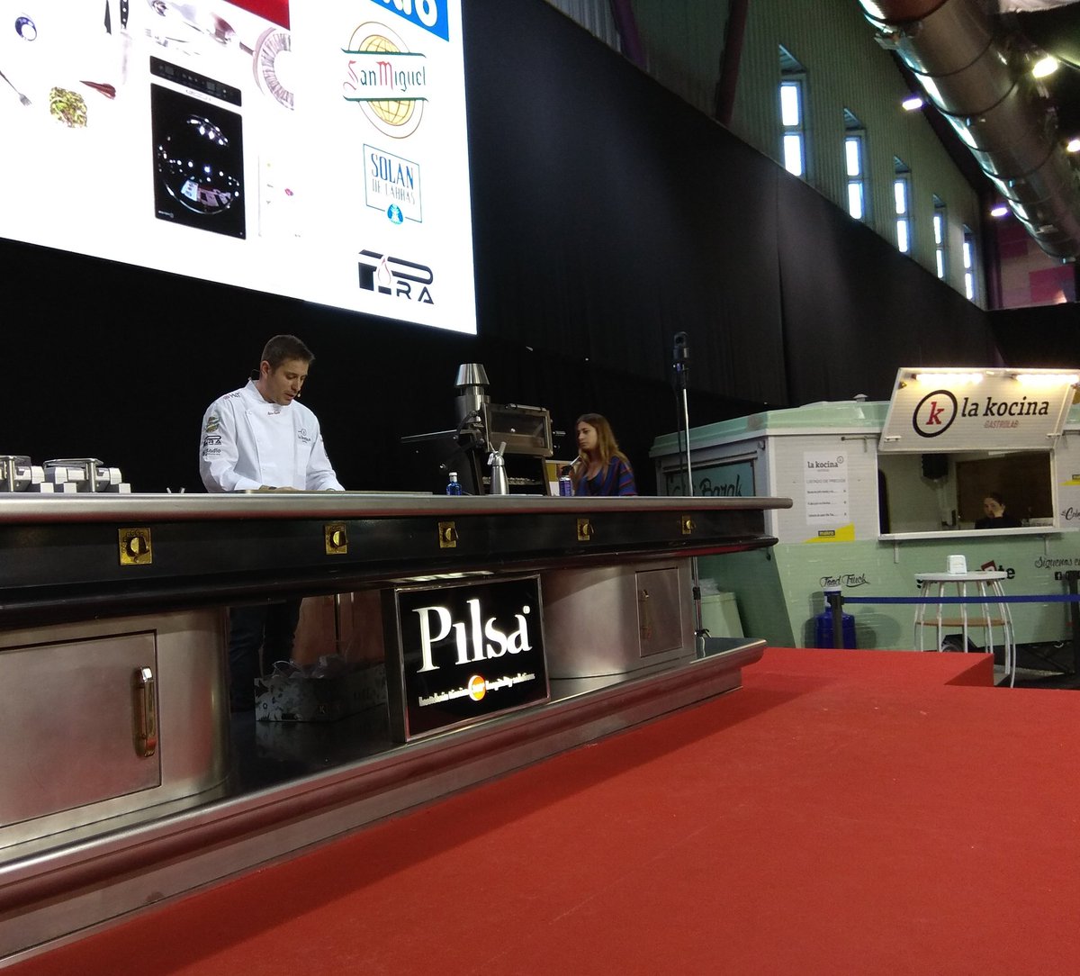 SalonHyT's tweet photo. 🇮🇹 La cocina italiana con @SaboraMalaga' 🍽️ No se pierda la demostración de @matteomanzato en la #ZonaGastronómica. En este #showcoocking el chef nos presenta sus creaciones más personales y emblemáticas | #HyT19 https://t.co/rJq3DaHB4D