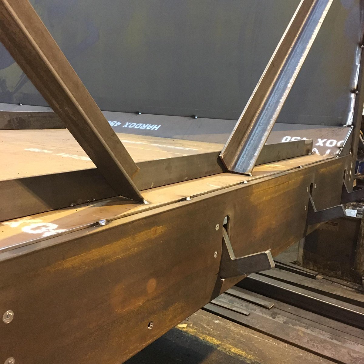 SAWCOLTD1's tweet photo. Steel Hardox Body ready for welding
#SAWLtd #hardox450 #bulk #truck #demolition #muckshifter #strong #scania #volvo #renault #DAF #mercedes #webuiltthis #SAW https://t.co/fGSLwZHdSx