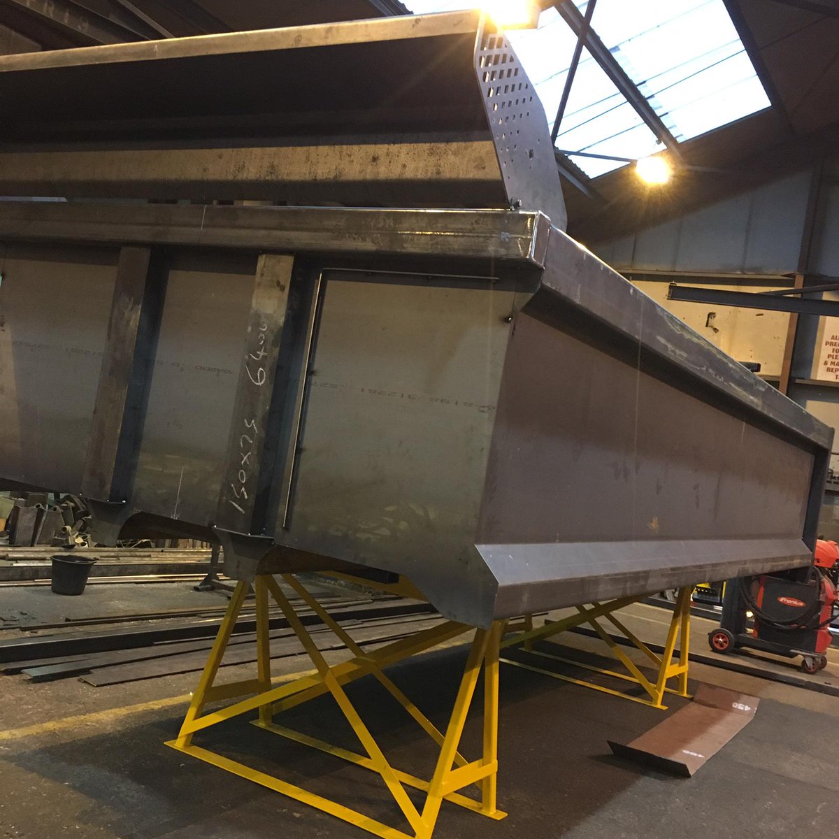 SAWCOLTD1's tweet photo. Steel Hardox Body ready for welding
#SAWLtd #hardox450 #bulk #truck #demolition #muckshifter #strong #scania #volvo #renault #DAF #mercedes #webuiltthis #SAW https://t.co/fGSLwZHdSx