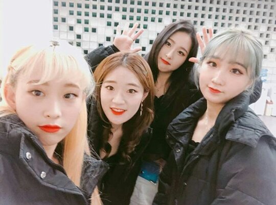 fFfilr's tweet photo. ah mandy muito obrigado por fazer todos esses fãs conhecerem o holics, esse grupo maravilhoso que merece todo carinho e apoio
#MinA #YuLim #YunSeong #YeonJeong #HeyLeader #FunkyDunky https://t.co/R9dD5y1bq3